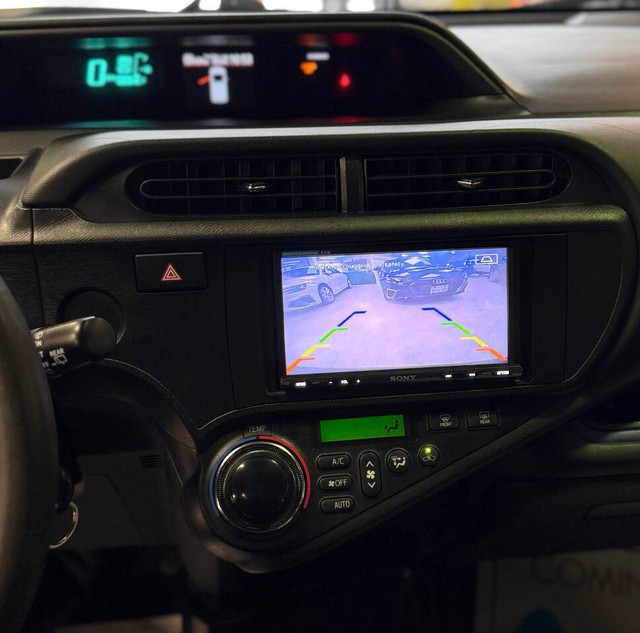 Toyota Prius c Vehicle Full-screen Gallery Image 09