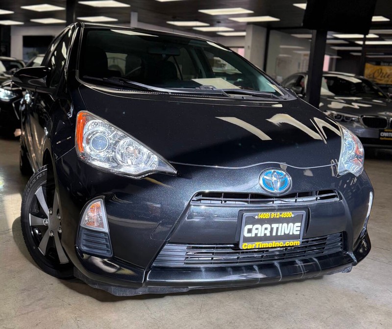 Toyota Prius c Vehicle Full-screen Gallery Image 04