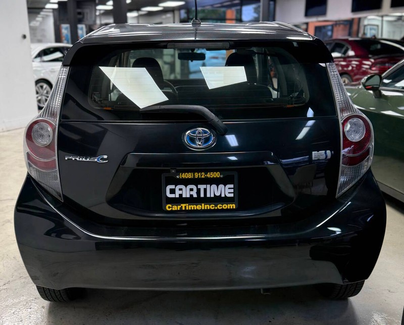 Toyota Prius c Vehicle Full-screen Gallery Image 07