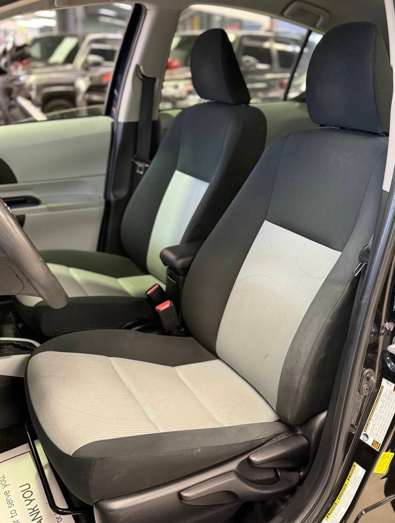 Toyota Prius c Vehicle Full-screen Gallery Image 12