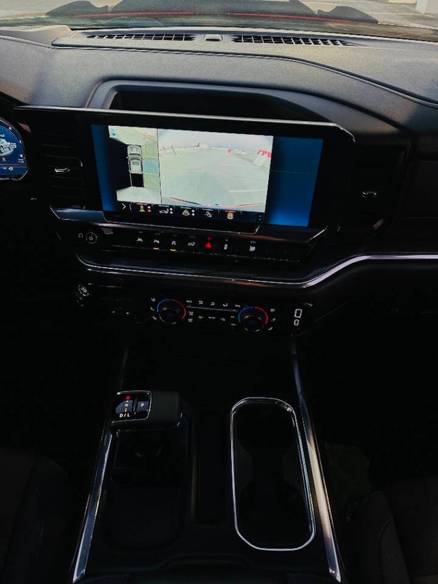 Chevrolet Silverado 1500 Vehicle Full-screen Gallery Image 18