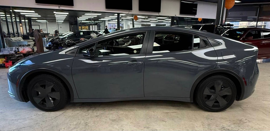 Toyota Prius Vehicle Full-screen Gallery Image 02