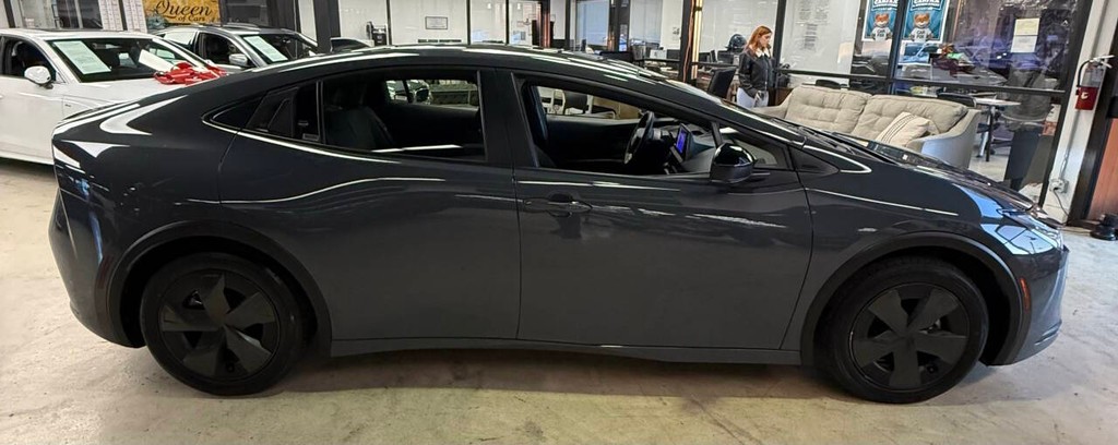 Toyota Prius Vehicle Full-screen Gallery Image 03