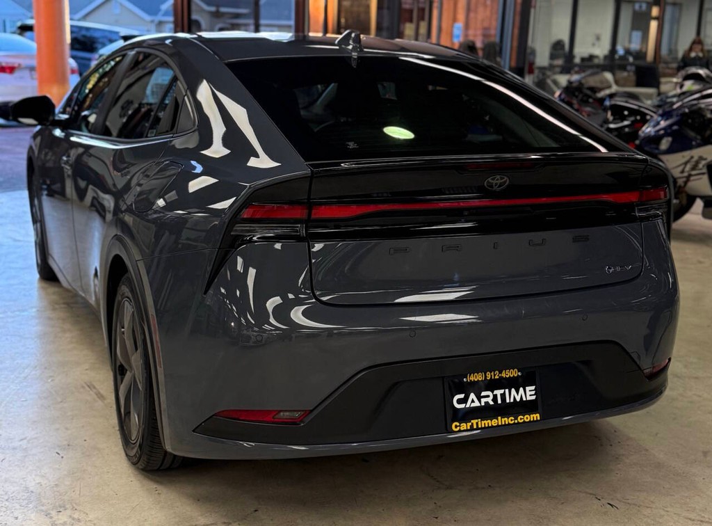 Toyota Prius Vehicle Full-screen Gallery Image 04