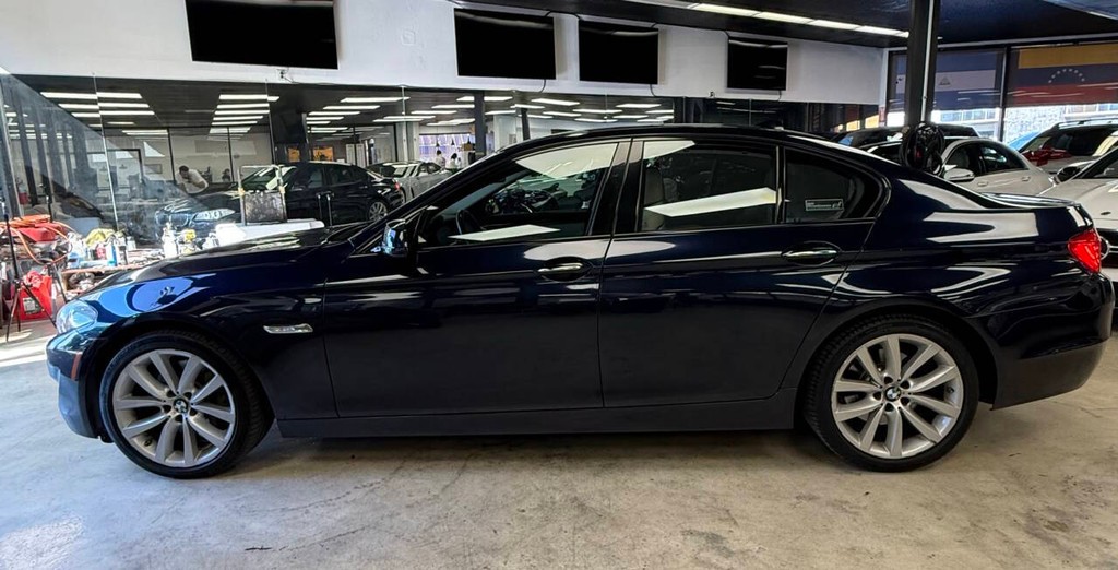 BMW 5 Series Vehicle Full-screen Gallery Image 02