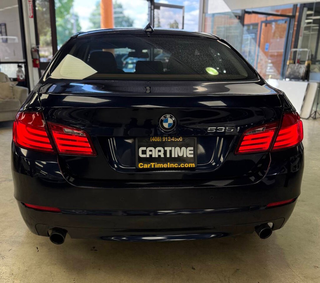 BMW 5 Series Vehicle Full-screen Gallery Image 09