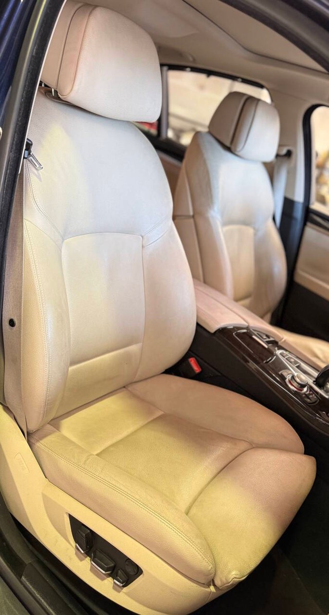 BMW 5 Series Vehicle Full-screen Gallery Image 13