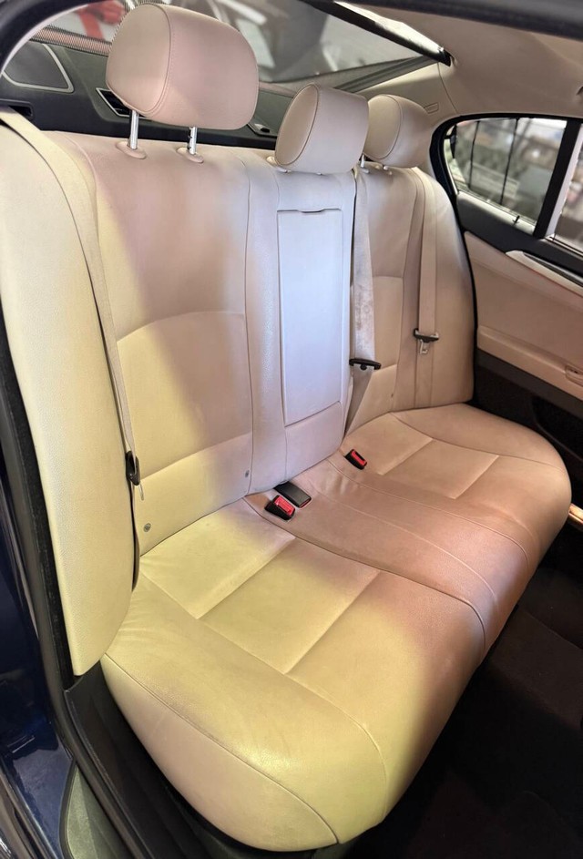 BMW 5 Series Vehicle Full-screen Gallery Image 17