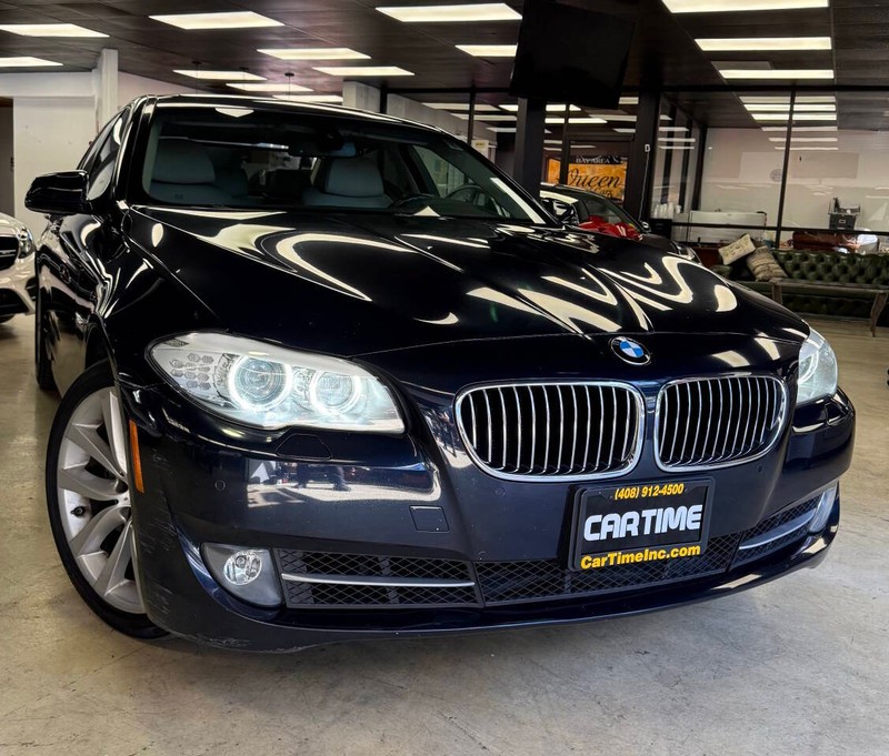 BMW 5 Series Vehicle Full-screen Gallery Image 03