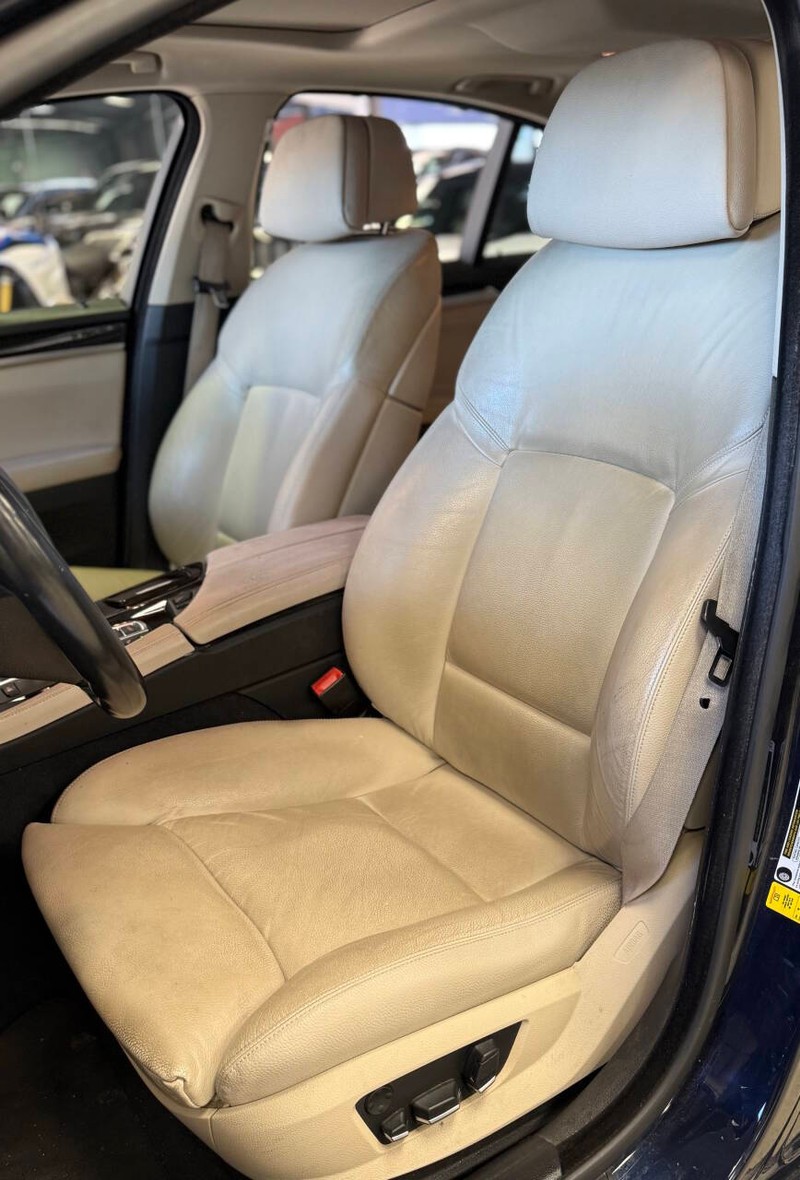 BMW 5 Series Vehicle Full-screen Gallery Image 16