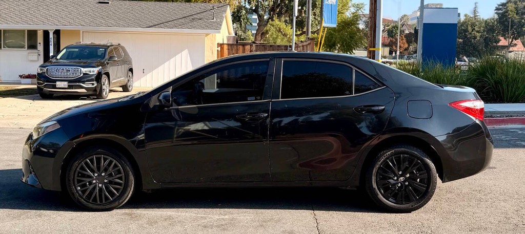 Toyota Corolla Vehicle Full-screen Gallery Image 02