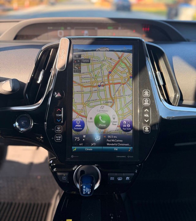 Toyota Prius Prime Vehicle Full-screen Gallery Image 08