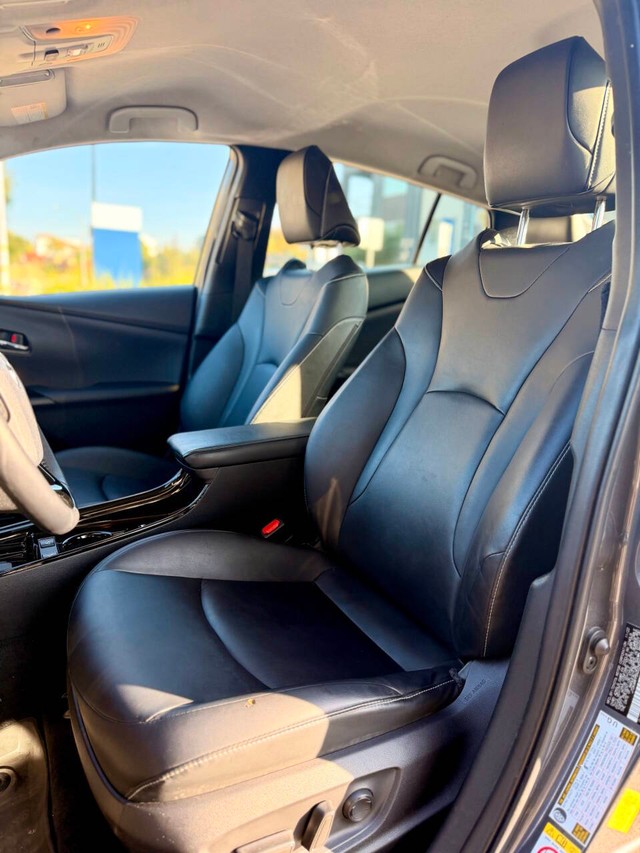 Toyota Prius Prime Vehicle Full-screen Gallery Image 12