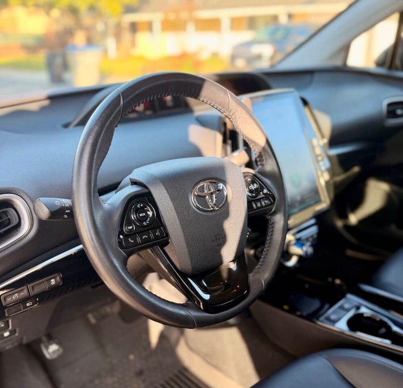 Toyota Prius Prime Vehicle Full-screen Gallery Image 09