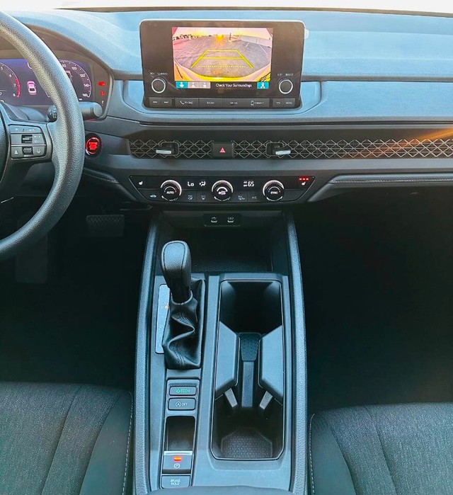 Honda Accord Vehicle Full-screen Gallery Image 09