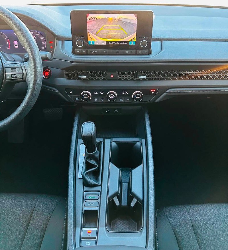 Honda Accord Sedan Vehicle Full-screen Gallery Image 11