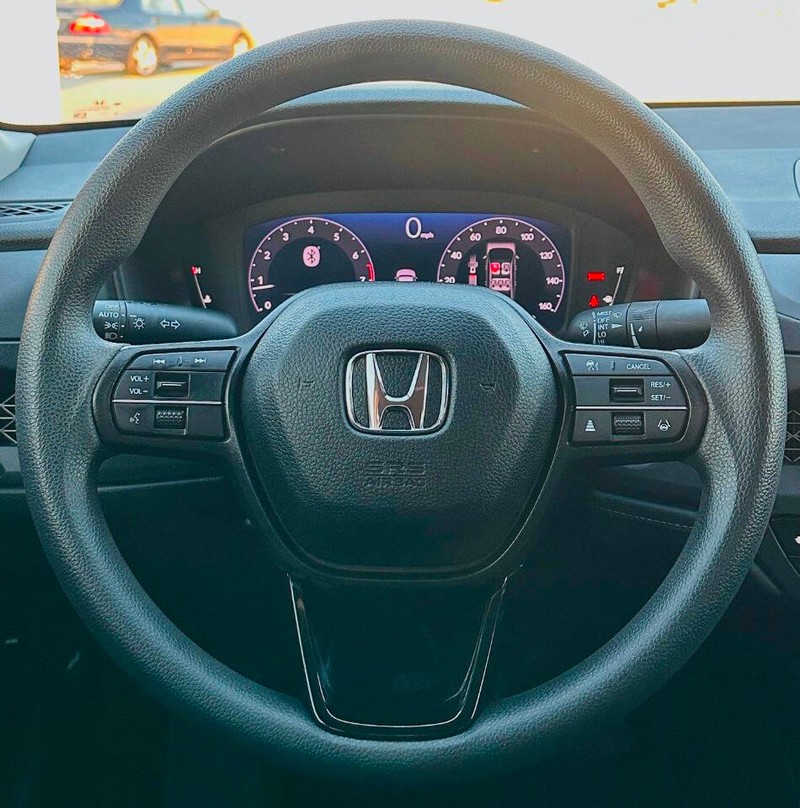 Honda Accord Sedan Vehicle Full-screen Gallery Image 12