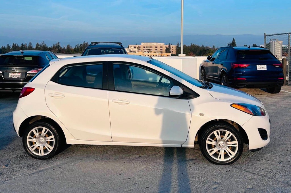 Mazda MAZDA2 Vehicle Full-screen Gallery Image 06