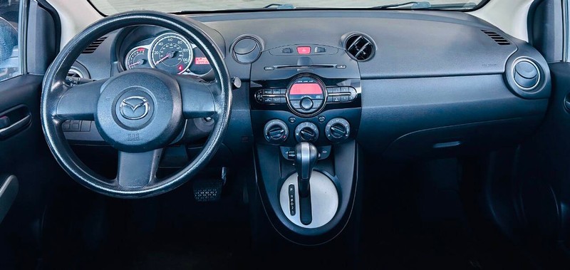 Mazda Mazda2 Vehicle Full-screen Gallery Image 09