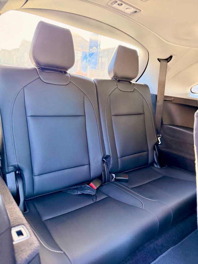 Acura MDX Vehicle Full-screen Gallery Image 13