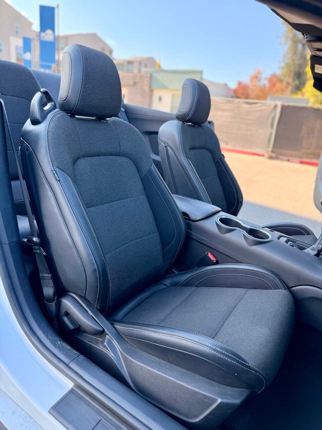 Ford Mustang Vehicle Full-screen Gallery Image 11