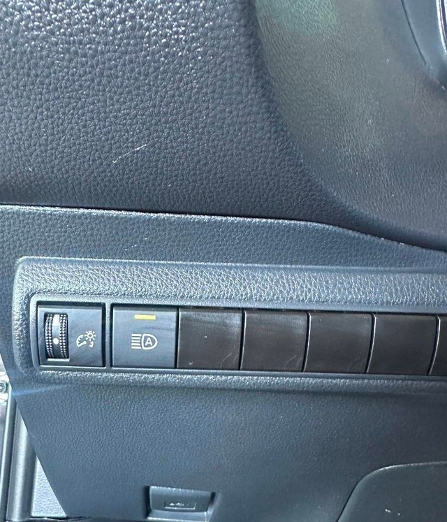Toyota Corolla Vehicle Full-screen Gallery Image 15