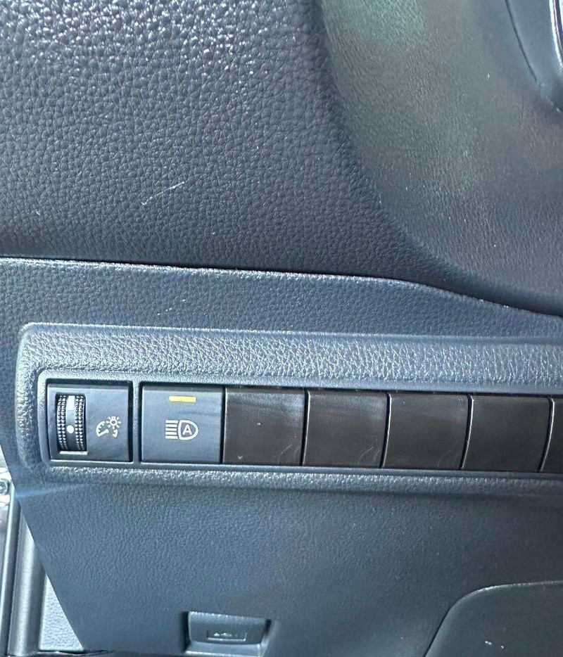 Toyota Corolla Vehicle Full-screen Gallery Image 15