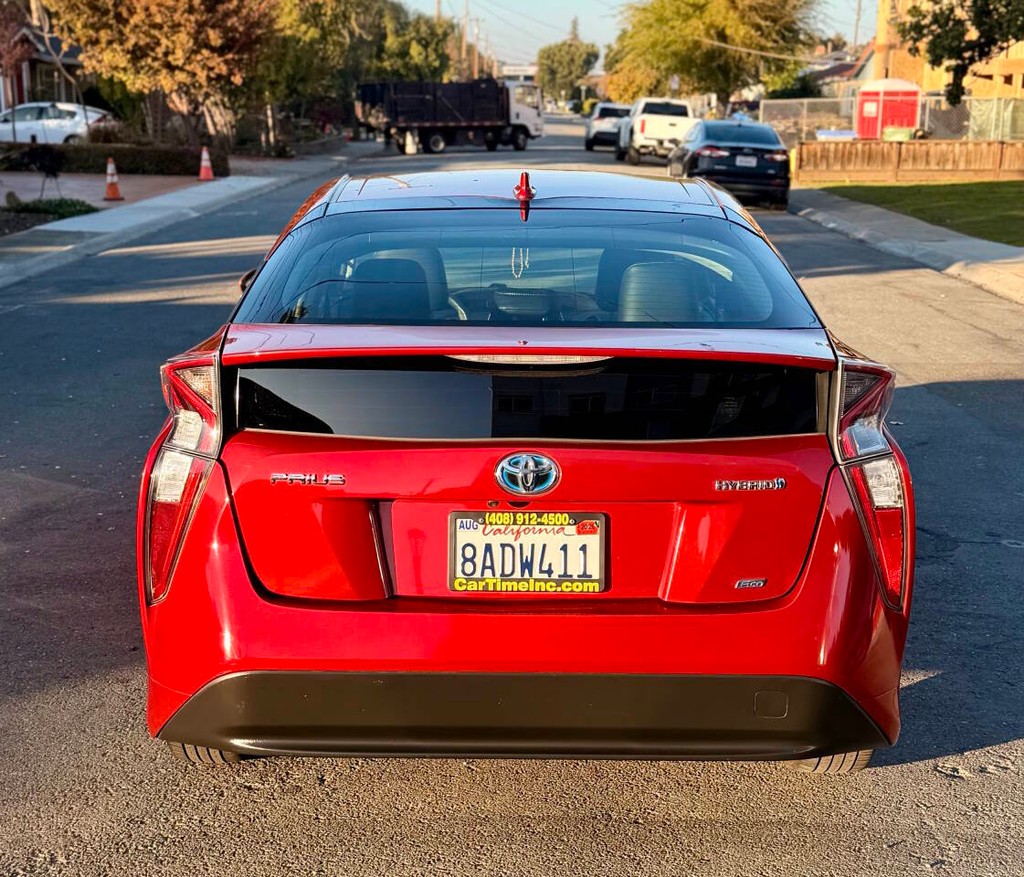 Toyota Prius Vehicle Full-screen Gallery Image 03