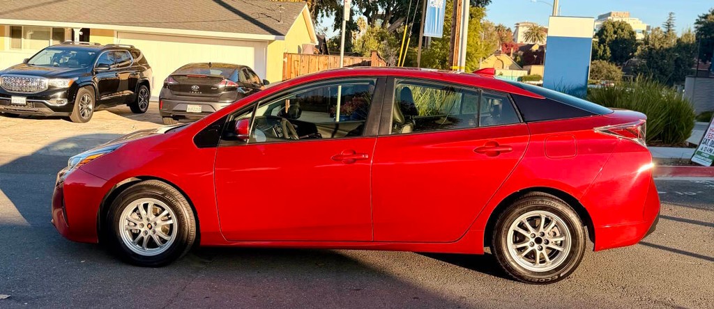 Toyota Prius Vehicle Full-screen Gallery Image 07