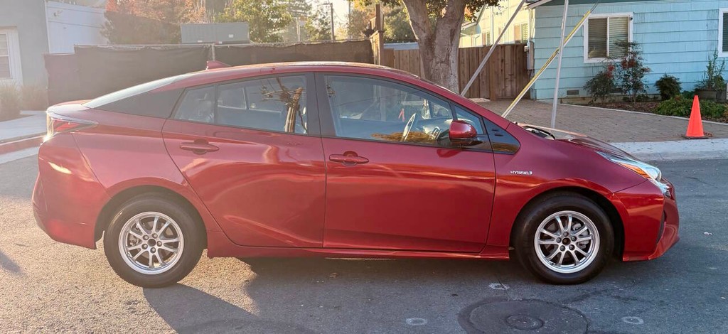 Toyota Prius Vehicle Full-screen Gallery Image 09