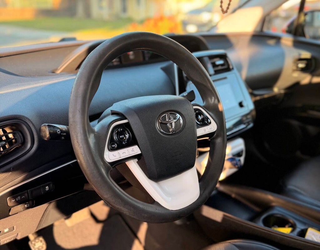 Toyota Prius Vehicle Full-screen Gallery Image 11