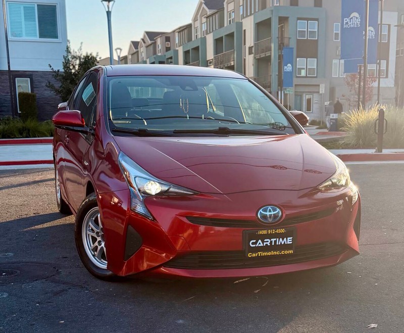 Toyota Prius Vehicle Full-screen Gallery Image 02