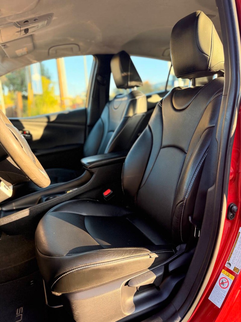 Toyota Prius Vehicle Full-screen Gallery Image 12