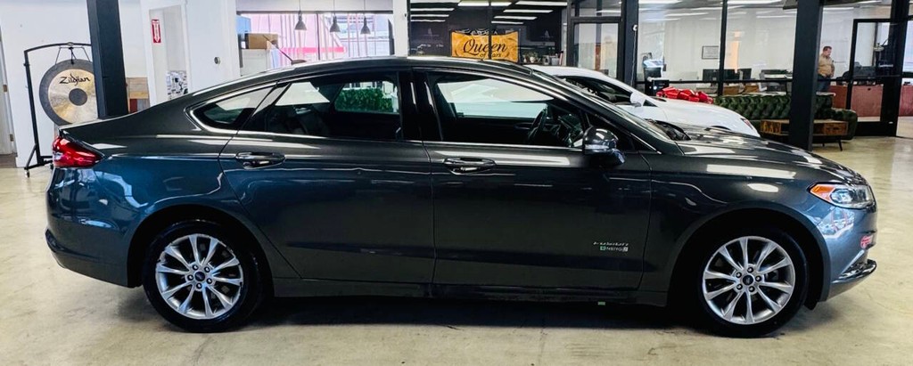 Ford Fusion Energi Vehicle Full-screen Gallery Image 03