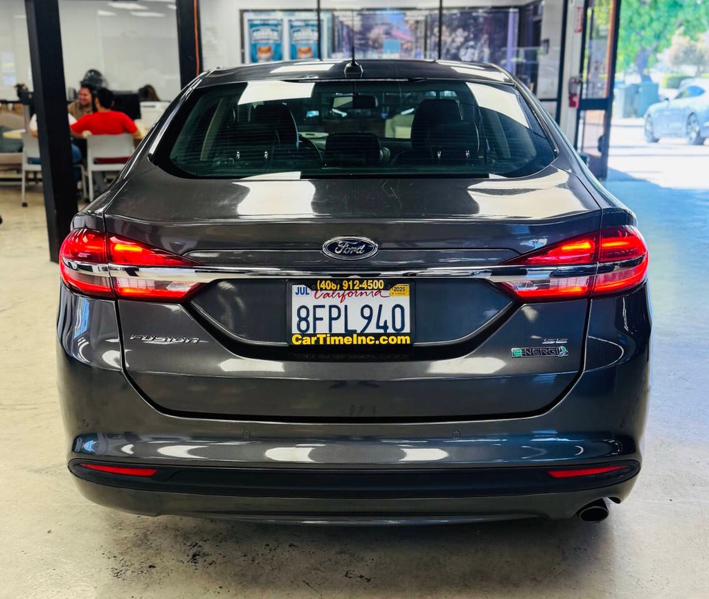 Ford Fusion Energi Vehicle Full-screen Gallery Image 05