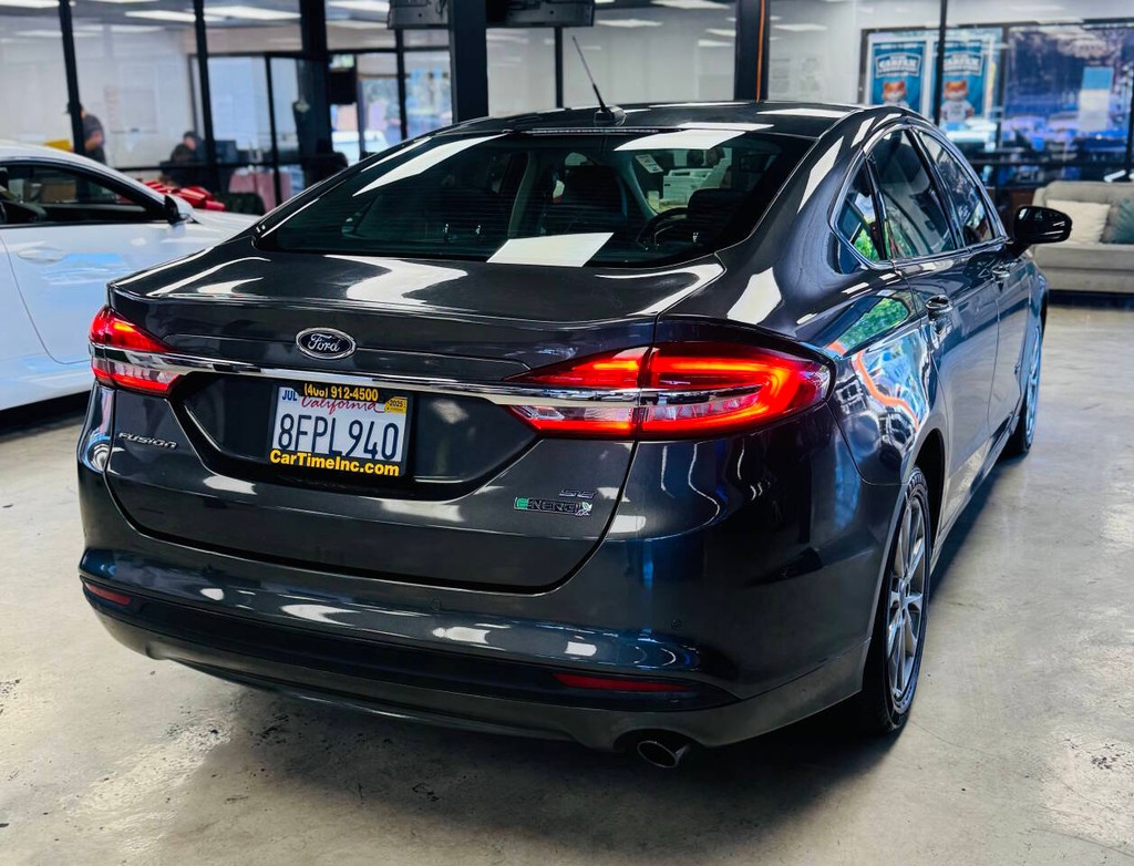 Ford Fusion Energi Vehicle Full-screen Gallery Image 06