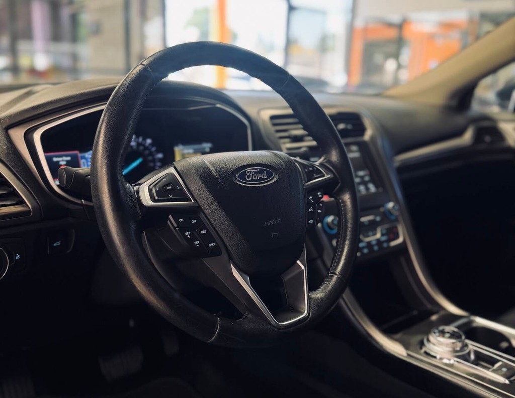 Ford Fusion Energi Vehicle Full-screen Gallery Image 08