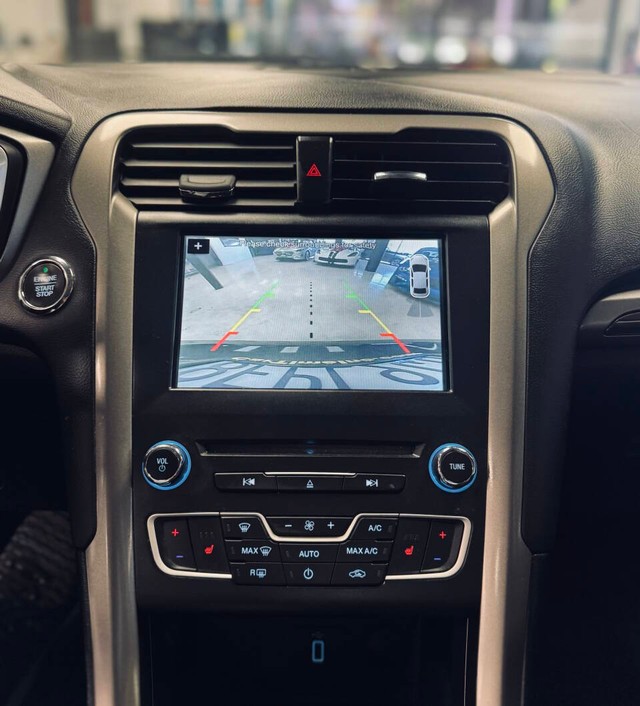 Ford Fusion Energi Vehicle Full-screen Gallery Image 10