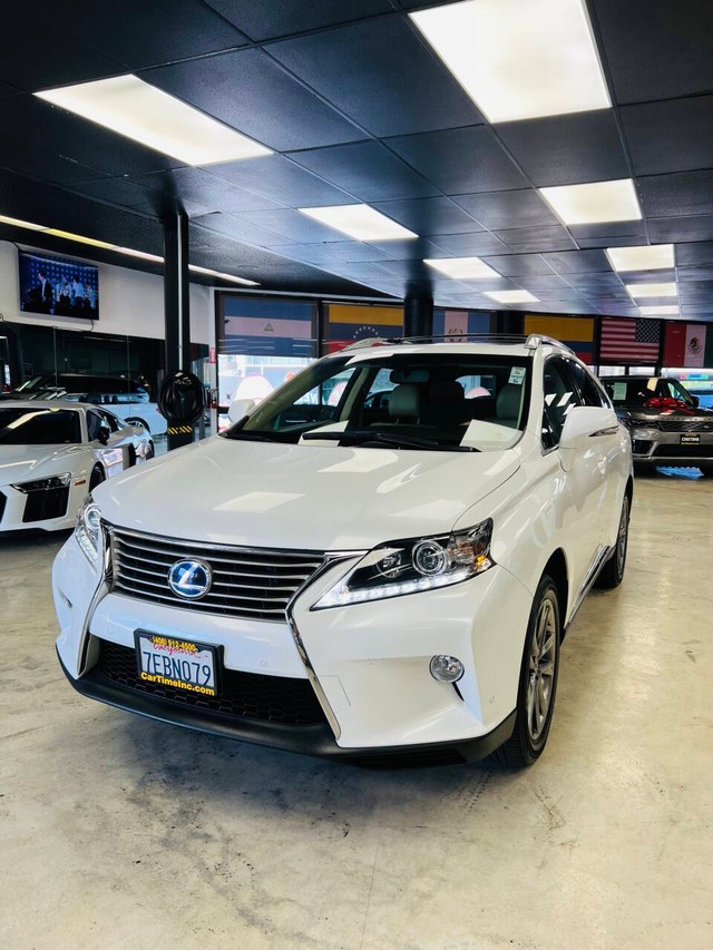 Lexus RX 450h Vehicle Full-screen Gallery Image 04