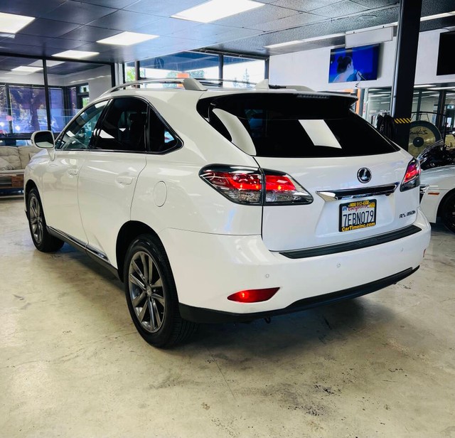 Lexus RX 450h Vehicle Full-screen Gallery Image 06