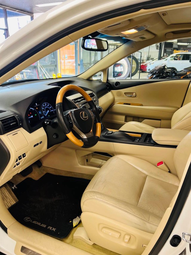 Lexus RX 450h Vehicle Full-screen Gallery Image 12