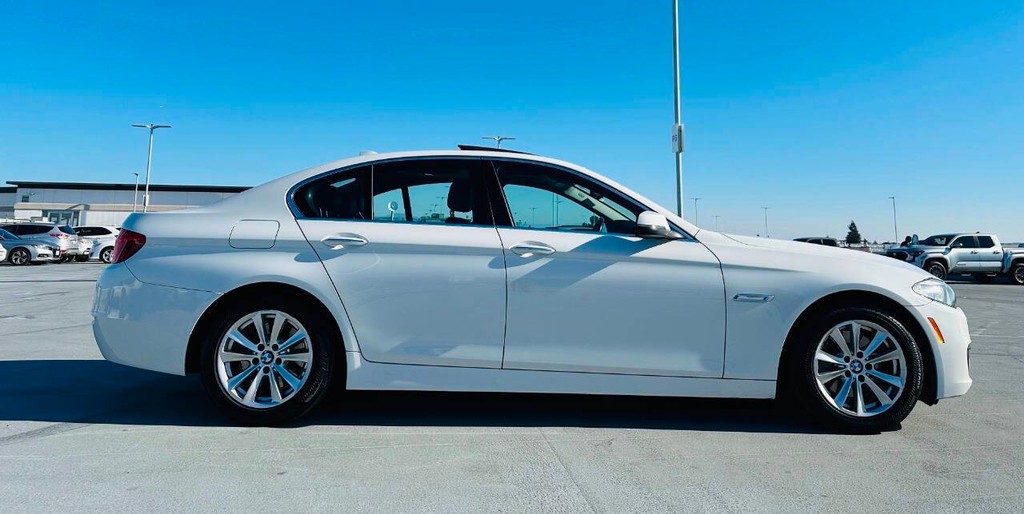 BMW 5 Series Vehicle Full-screen Gallery Image 02