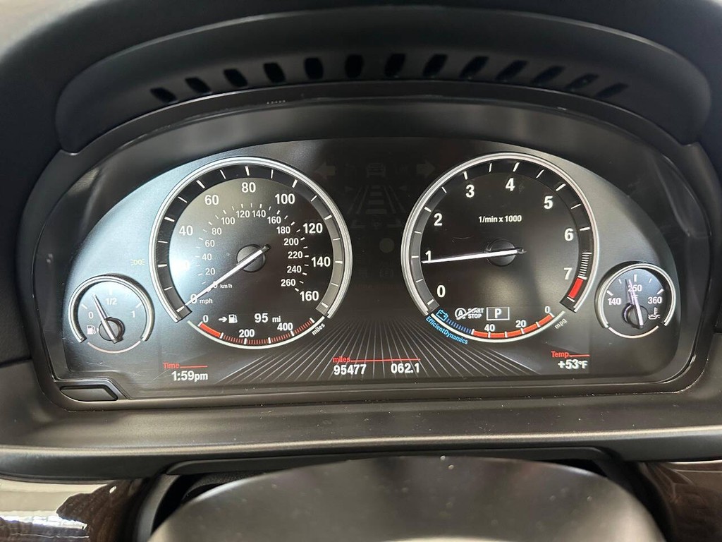 BMW 5 Series Vehicle Full-screen Gallery Image 11
