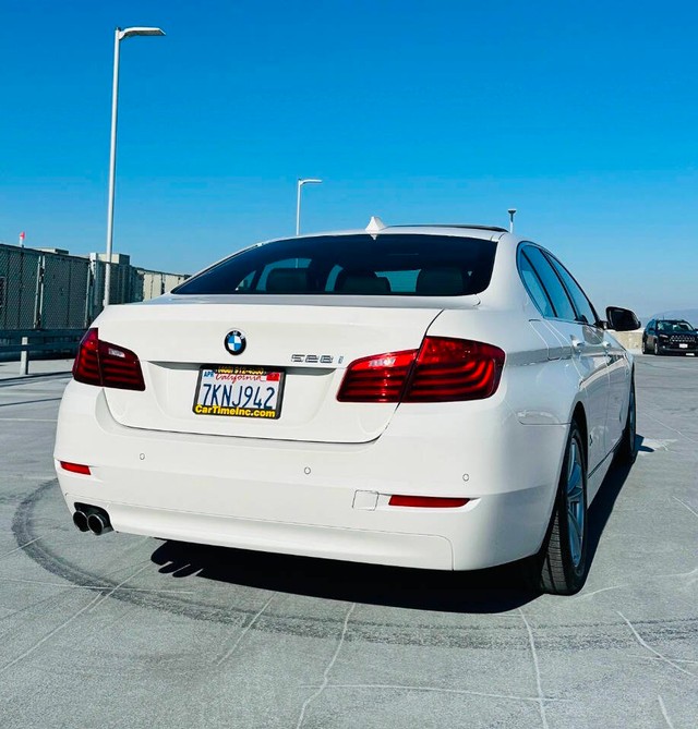 BMW 5 Series Vehicle Full-screen Gallery Image 06