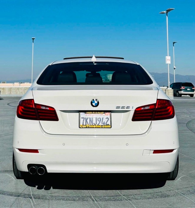 BMW 5 Series Vehicle Full-screen Gallery Image 07