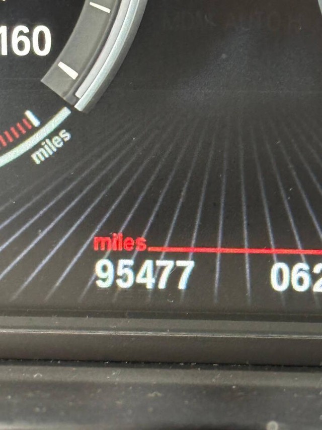 BMW 5 Series Vehicle Full-screen Gallery Image 11