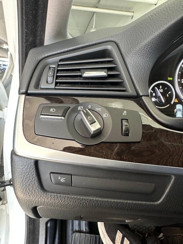 BMW 5 Series Vehicle Full-screen Gallery Image 12