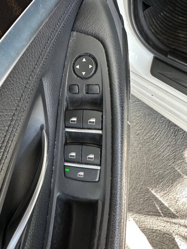 BMW 5 Series Vehicle Full-screen Gallery Image 13