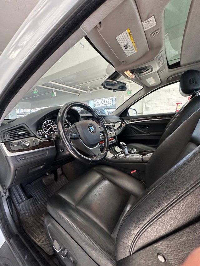 BMW 5 Series Vehicle Full-screen Gallery Image 14