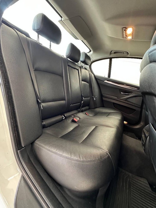 BMW 5 Series Vehicle Full-screen Gallery Image 16